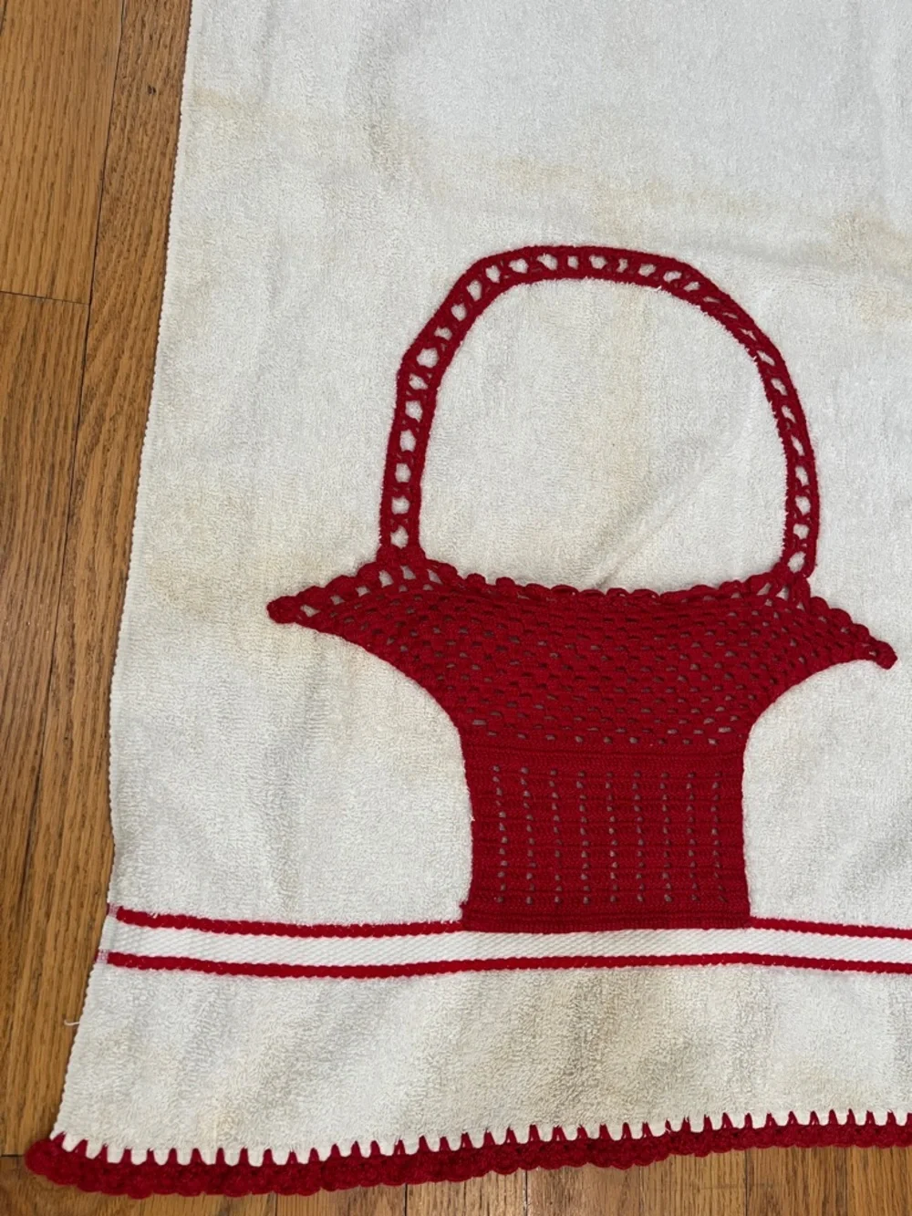 Vtg Fieldcrest Bath Towel W/Red Crochet Basket Pocket & Edging MCM Bathroom READ